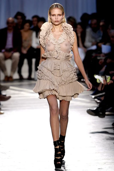 Look 16